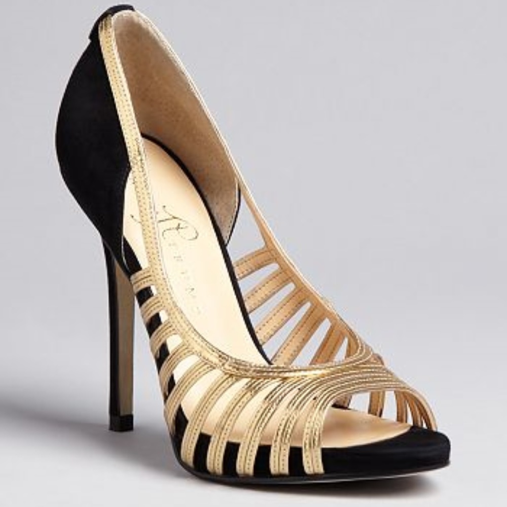 ❤️HOSTS’ PICK❤️ Ivanka Trump Black & Gold Pump - Picture 2 of 8